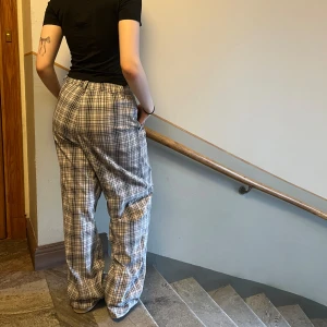 Rutiga byxor - Gråa rutiga byxor i bra material. Kan både användas som hemmabyxor eller mer som kostymbyxor 🥰 Använt flitigt själv men superfint skick!