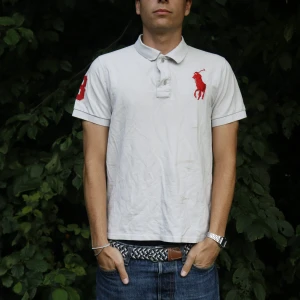 Vit Polo Piké - Små fläckar som syns på bilden Modellen är 180cm