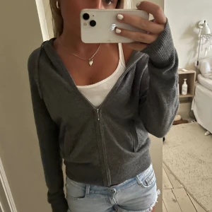 soft goat zip - säljer denna drömmiga tröjan perfekt nu till hösten💗💗💗💗andvänd circa 5 gånger!!  Byter gärna mit en soft goat i en annan färg👍👍👍