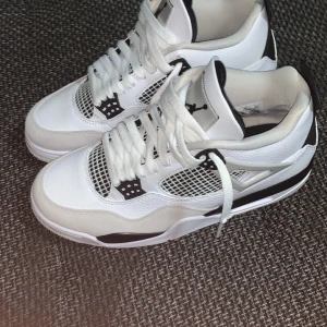 Univeristy Black Jordan 4 - Hej säljer mina Jordan 4. Skorna är färgad vit och svart och kallas för univeristy black. Skorna är i storlek 42 men passar 43 och 42. Säljer skorna då jag inte använder dem men skorna är k topnotch skick, skulle även kunna säga att dem är nya. 