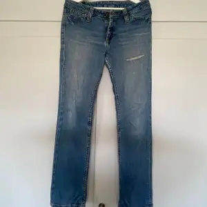 Lågmidjade jeans i bra skick. Sparsamt använda. Vid snabb affär kan jag sänka pris.