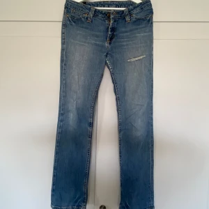 Lee jeans  - Lågmidjade jeans i bra skick. Sparsamt använda. Vid snabb affär kan jag sänka pris.