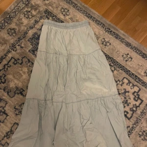 Mamma Mia kjol - Super fin lång kjol i ljusblått. Från stradivarius 