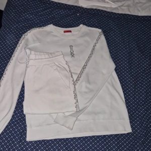 Hugo tracksuit - Säljer denna då den inte kommer till användning den är fortfarande väldigt bra skick utan defekter (pris kan diskuteras)