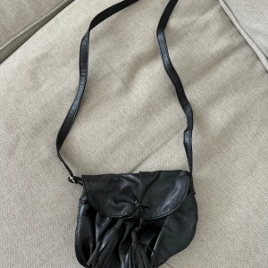 Väska  - Säljer denna handväska. Mycket väl använd, se bilder. Svart läderimitation. 