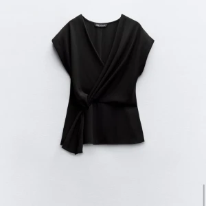 Finare topp - INTRESSEKOLL på denna jättefina svarta lite finare toppen från zara då den inte kommer till användning 💕 Aldrig använd så prislappen är på och i jättebra skick 💕 För fler bilder skriv gärna 💕