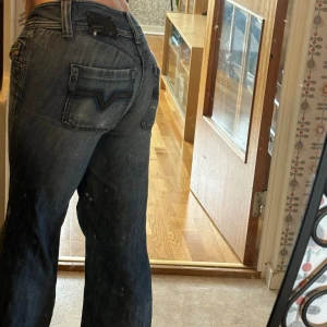 Diesel jeans - Pris kan diskuteras vid snabb affär! Vintage diesel jeans! Både utsvängda och low waist vilket är i mode just nu! Fått komplimang varje gång jag har haft dem på mig och passar till så mycket. Tyvärr har de blivit för små så jag får sälja dem. 