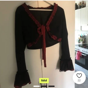 ”Kofta”  - lite ”koft” liknande tröja men as gulliga ”utsvängda” armar, köpte på pick men inte riktigt min stil. (Fösta bild från förra säljaren)