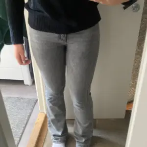 Jätte fina jeans från Gina tricot, fortfarande bra skick men använda. Storlek 36, ny pris 500kr. Säljer pga att de sitter lite tajt på mig. Lite sönder längst ner eftersom att de är så långa men det syns inte mycket och ser ut som design💞