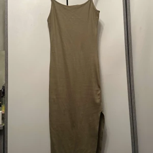 Midiklänning - En fin lång olivfärgad klänning med slits.  Oanvänd, storlek 38.