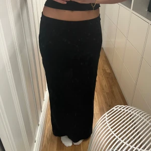 Långkjol nelly - Långkjol från Nelly med slits baktill i storlek S💕