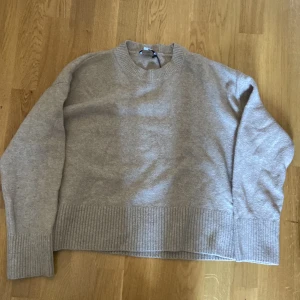 Stickad tröja  - Väldigt bra sick är som ny. Knappt några täcken på användning 