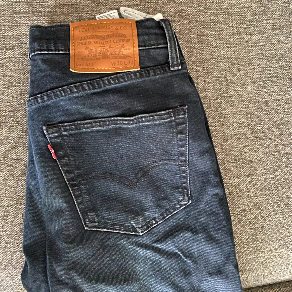 Ett par svarta jeans från Levi's med klassisk femficksdesign och en läderetikett på baksidan. Jeansen har en rak passform och är tillverkade i bomull.. Jeans & Byxor.