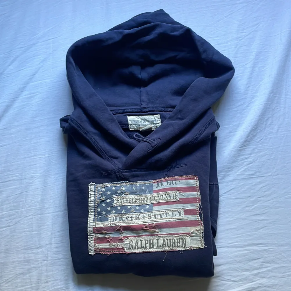 Tjena, säljer nu en Ralph lauren hoodie från denim and supply i storlek M med färgen marinblå. Gott skick på tröjan, hör gärna av dig vid fler frågor, PRISET ÄR INTE HUGGET I STEN!. Hoodies.