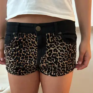 Superfina och trendiga jeansshorts med leopard mönster i bra skick😊