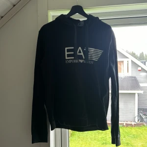EA7 Hoodie - Använt skick 8/10