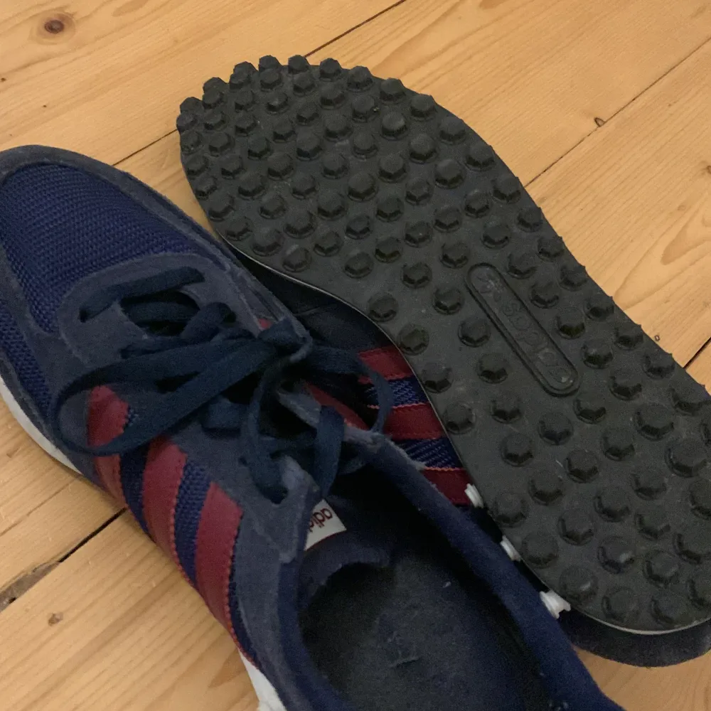 Adidas skor strl 44 2/3 använda i gott skick, orginal box finns ej. Pris 600kr :) Säljer åt min bror. Skor.