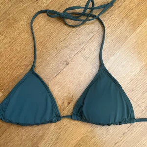 Mörkgrön bikinitopp - Bikiniöverdel i fint skick, ganska liten i storleken ❣️
