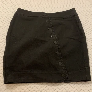 Vero Moda kjol - Vero Moda kjol som nästan aldrig är använd!