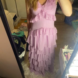 Rosa Lila Balklänning - Jättefin Rosa Lila balklänning köpt här på Plick innan 9:ornas bal, alltså bara använd 1 gång. Inga tecken på användning, skriv för fler bilder! Perfekt i längden för mig som är 175cm💓