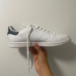 Stan Smith skor  - Säljer ett par Clean stan Smith skor då dem är för små. De är köpta i Frankrike för 1000 kr och har ingen låda. De är använda 3-4 gånger. Storlek 43 1/3 men sitter som 43