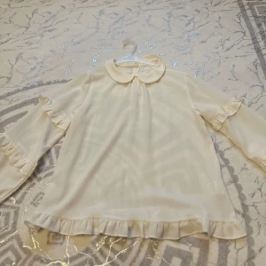 Blus - Säljer den gulliga blusen🥰🥰. Egentligen kostar den 400kr. Passar för barn som är 9-10 år