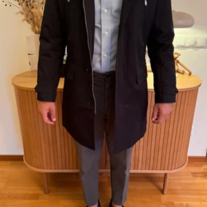 J.LINDEBERG Kort kappa/ Rock Trenchcoat - Sparsamt använd kappa till fynd pris  Ordinarie pris 3800 kr  