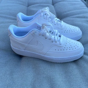 Vita nya Nike skor. Ny pris 1000 - Nike Dam court