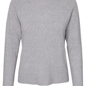 Vero Moda stickad tröja - Hej! Jag säljer en grå stickad tröja i storlek XS från Vero Moda. Den är lite nopprig men forfarande väldigt fin! Mitt pris är 100kr men vi snabb affär kan jag sälja den för billigare💕💕