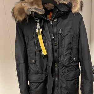 Parajumper Kodiak dam jacka - Parajumper Kodiak dam jacka i storlek XS och jackan är precis som ny, har tagit hand om den mycket väl! Du står för frakten.