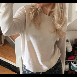Finstickad beige tröja - jättefin och basic stickad tröja💞