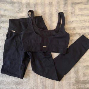 Aimn träningsset - Säljer mitt underbara träningsset från Aimn 🤸🏼‍♂️🌸 Jättebra skick! Passar mig perfekt och når ner till hälarna. Referens: Jag är 173cm och brukar ha storlek 36/S. Köp direkt eller ge prisförslag. Svarar ej på medd