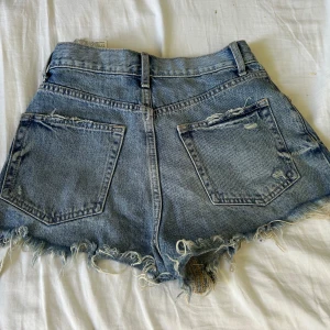 Low waist jeans shorts  - Köpte dessa på zara för 1 år. Hyfsat bra skick!💗