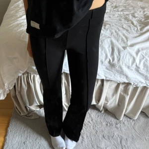 Yogapants - Super sköna yoga pants, tyvärr för korta för mig. Midwaist om man viker ner kanten!!