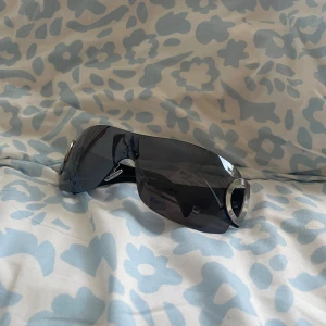 Solglasögon  - Coola 90s solglasögon, passar inte mitt ansikte 😢 så dem är aldrig använda❤️