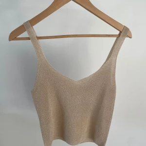 Linne - Ett superfint linne som passar super bra till fest men också vardagen. Den är aldrig använd och har därför lappen kvar. Kommer aldrig till användning därför säljs den💕 priset kan diskuteras 