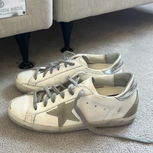 Golden goose skor - Jag säljer de här jätte snygga golden goose skorna som tyvärr inte har kommit till andvändning . De är ändast andvända ett fåtal gånger och är i nyskick 💕💕