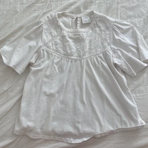 Barnblus  - Jag säljer denna fina BARNblus. Den ser inte barnslig ut utan det är en barn storlek. Denna tröja har hängt i min garderob ett tag och jag har bara inte använt den så mycket. Blusen är från zara. Jag kommer sälja blusen för 80kr. ❤️