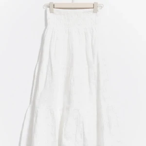 Långkjol - såå fin somrig långkjol från gina young. aldrig använd, säljer då jag inte fått användning för den!! 💞nypris 300kr