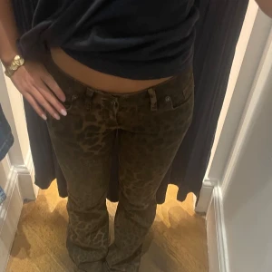 Intressekoll - Vill bara kolla intresset på dessa jeans. Helt nya och oanvända. St 40 (italiensk storlek, jag har vanligtvis 34/36)