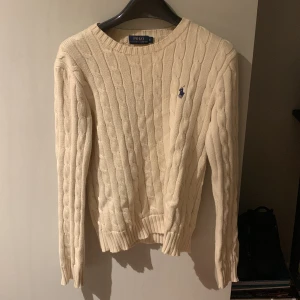 Ralph lauren tröja  - Fin tröja det står s men den sitter som xs skulle rekommendera folk som är mellan 158-165!