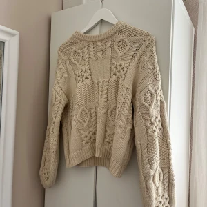 stickad tröja  - stickad tröja från Nelly, knappt använd. köpt i våras. skriv vid funderingar❤️