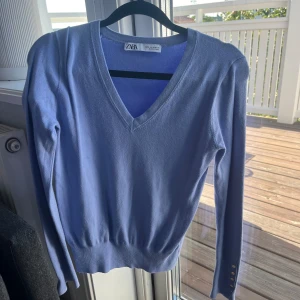 Zara tröja - v-ringad tröja ifrån zara, helt oanvänd💙 guldiga knappar vid sidan, säljs inte längre. köpt i S (minsta storlek) men passar allt ifrån XXS-S
