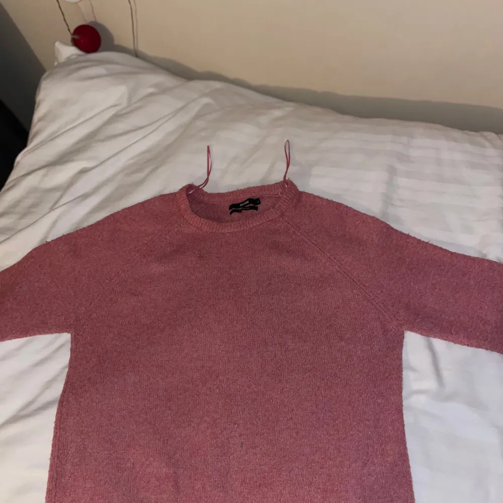 Rosa stickad tröja. Den är från bik bok. Använt den ett par gånger. Ganska skön material. Storlek S. . Neuletakit & Villapaidat.