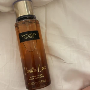 Vanilj bodymist  - Doftar så gott men har typ 10 vaniljparfymer💕 nästan full