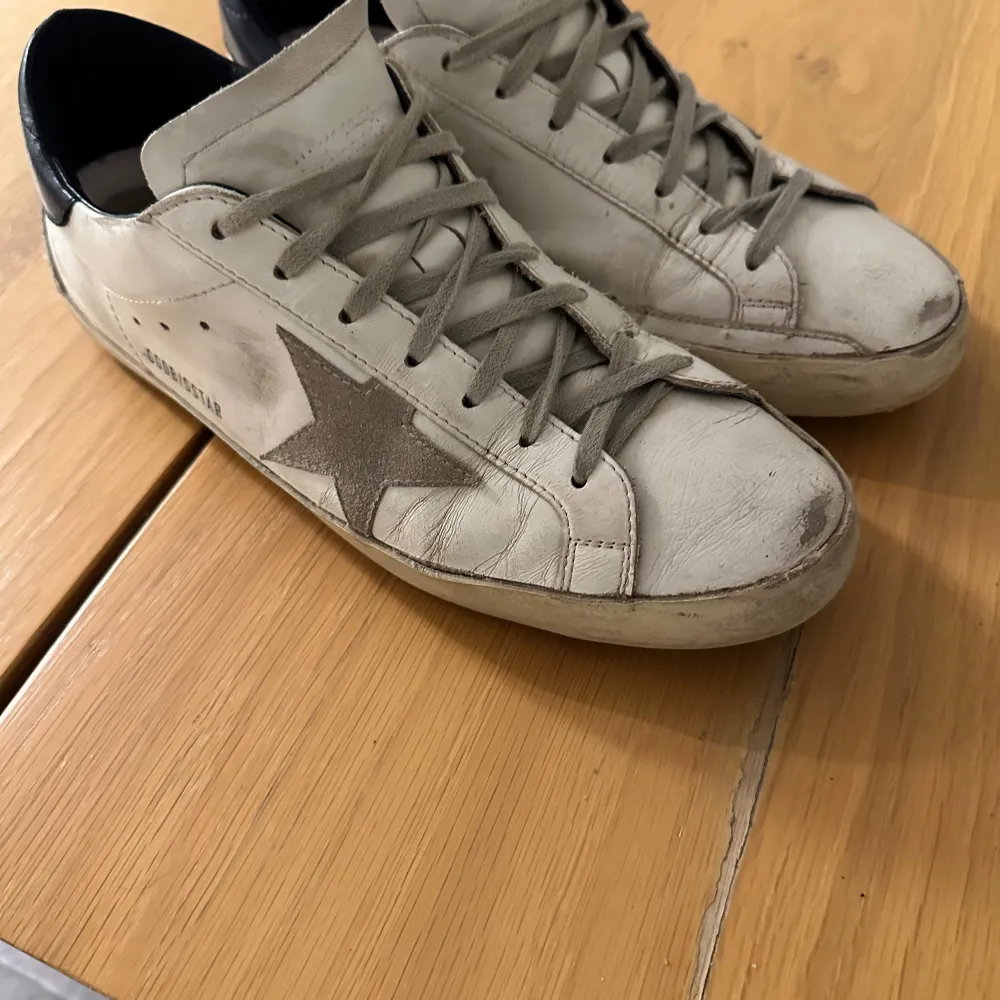 Säljer nu dessa golden goose skor i bra skick. Storlek 43. Inte fast pris!. Skor.