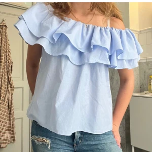 Topp - En jätte fint blå topp som man kan ha som både one shoulder och off shoulder. Lånade bilder!