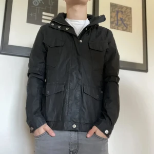 Field jacka - Snygg Feild jacka från peak performance skriv till dm vid några funderingar.