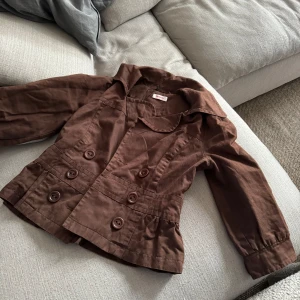 Trekvartsärmad jacka - Trekvarts ärmad jacka i brun. Perfekt till hösten