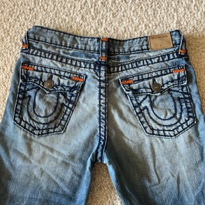 True religion jeans - Säljer tyvär min true religion jeans då dom ibte passar längre är i mycket bra sick.I jeansen står det storlek 18 